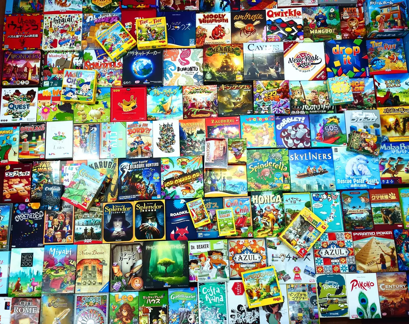 床一面に並べられた、教室のボードゲームの箱。国内外のさまざまなゲームが見える