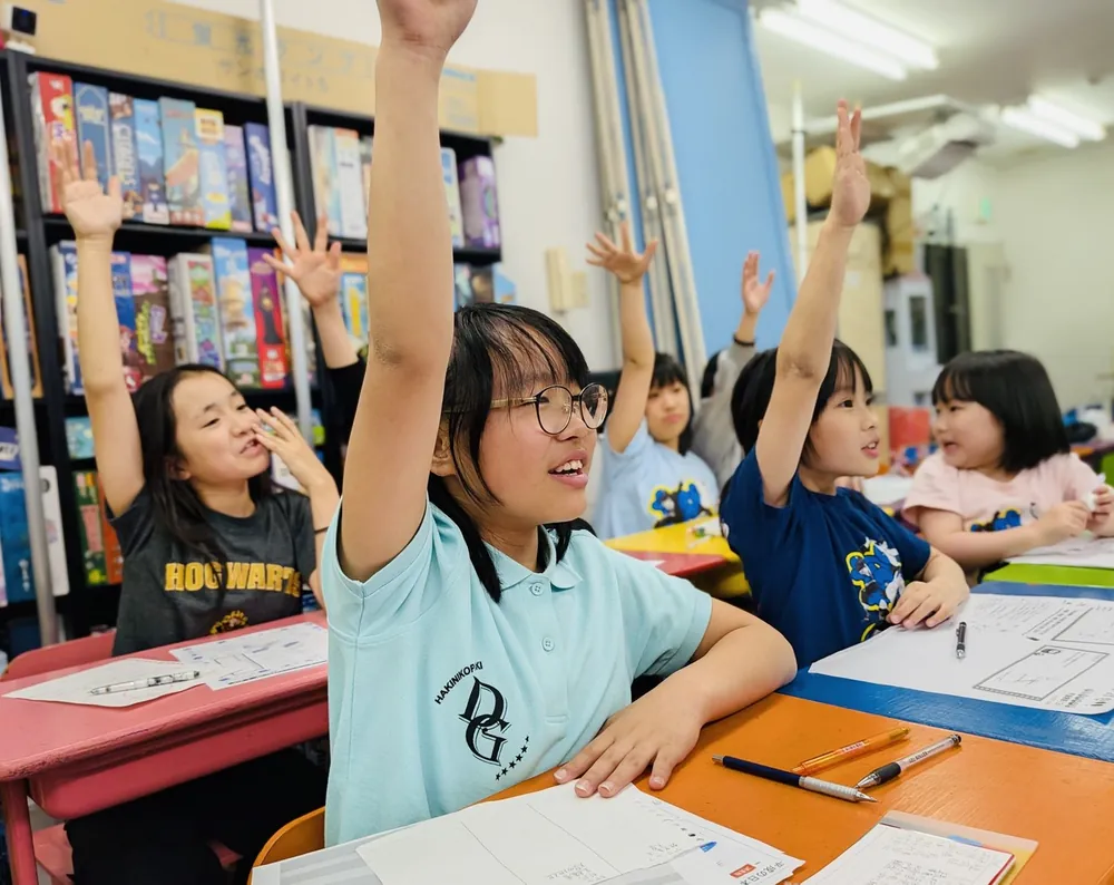 授業でまっすぐ手を挙げるDGの生徒たち