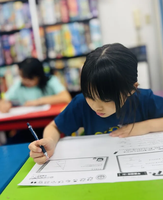 算数の一問に集中する生徒