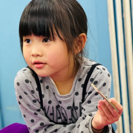 カードを手に考えを伝えようとする女子児童