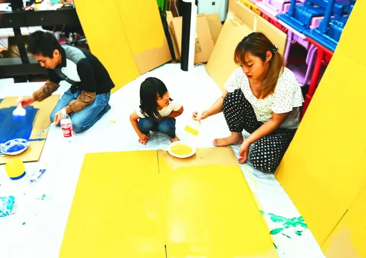 大きな段ボールの道具を手作りするDGの先生たち