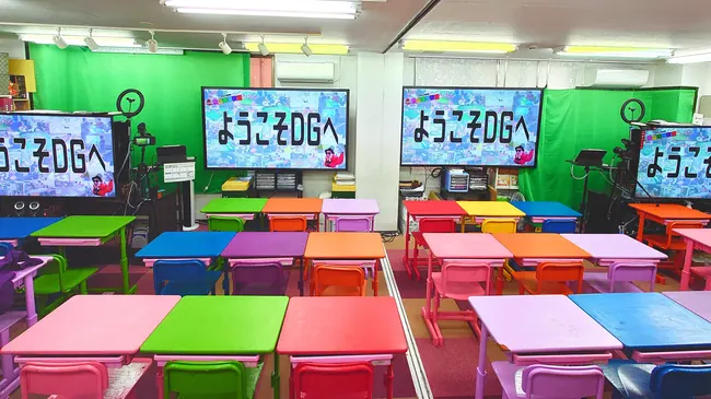 色とりどりの机と椅子が並ぶDG２号館の教室