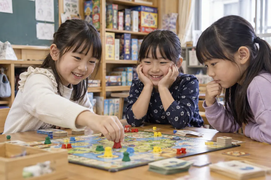 ボードゲームを囲んで考える子どもたちのイメージ